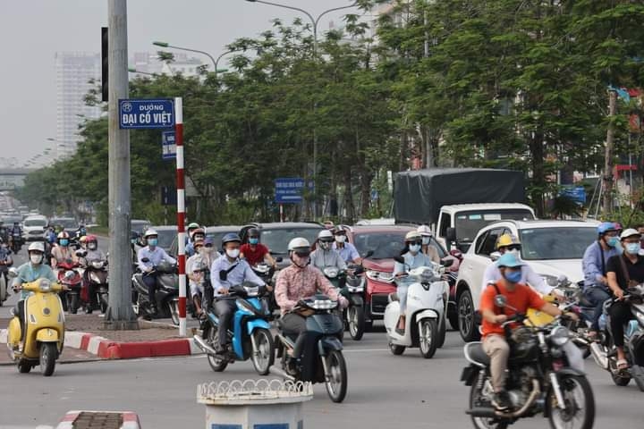 Bất chấp lệnh giãn cách xã hội, người dân vẫn đổ ra đường