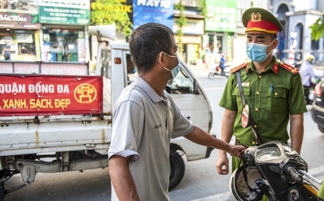 Hà Nội: Tăng cường xử phạt hành vi ra đường không thực sự cần thiết