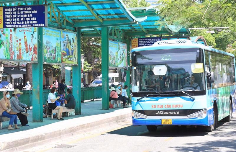 Hà Nội đề xuất cho xe buýt, taxi hoạt động trở lại