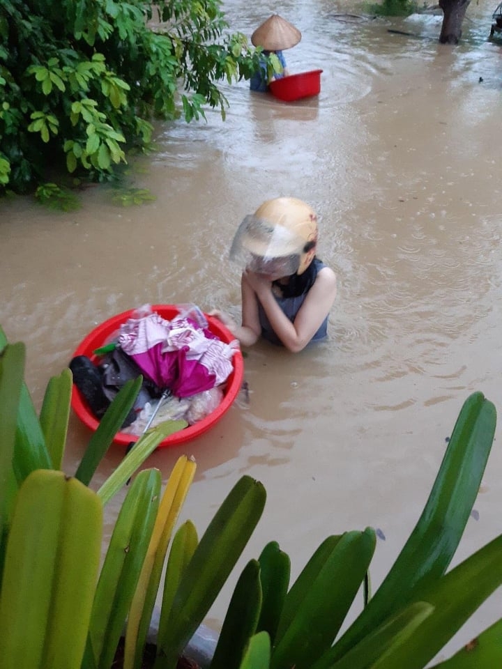 Người dân khốn khổ đi chạy lụt