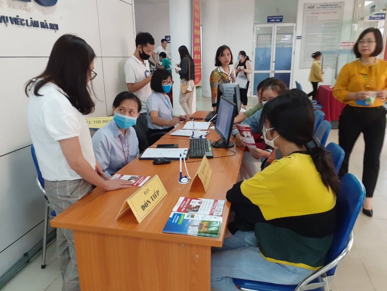 Người lao động đến Trung tâm Dịch vụ việc làm Hà Nội để tìm việc