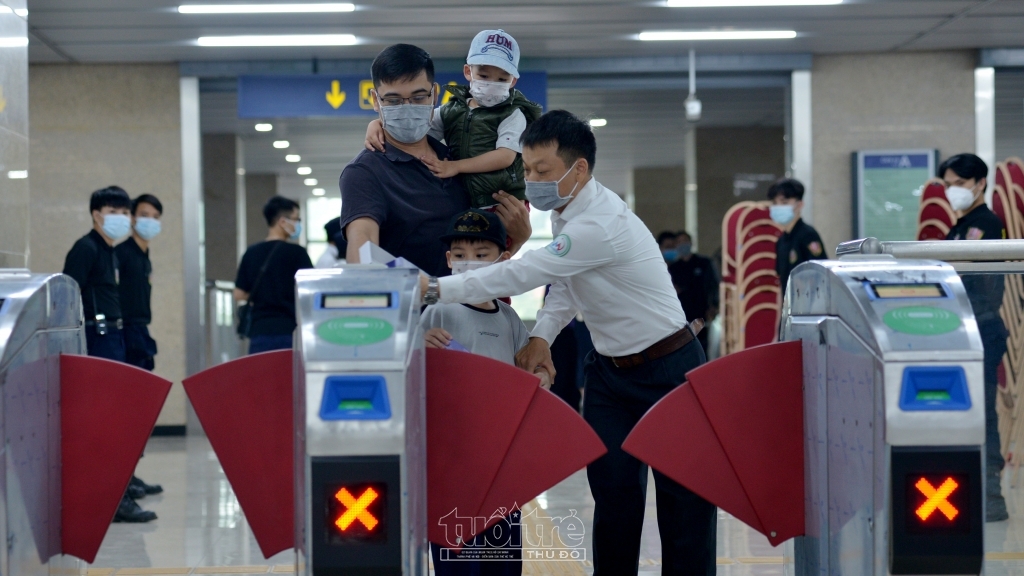 Hành khách trải nghiệm tàu Cát Linh - Hà Đông thực hiện nghiêm quy định phòng, chống dịch