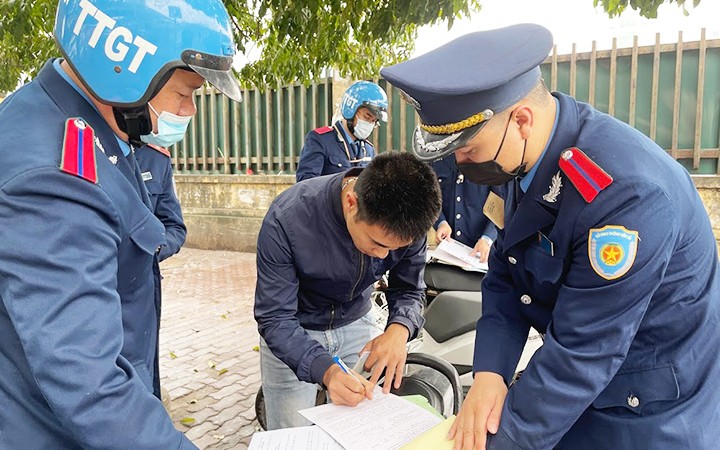 Hạn chế tình trạng ô tô chạy “rùa bò”, lập bến “cóc” quanh khu vực bến xe