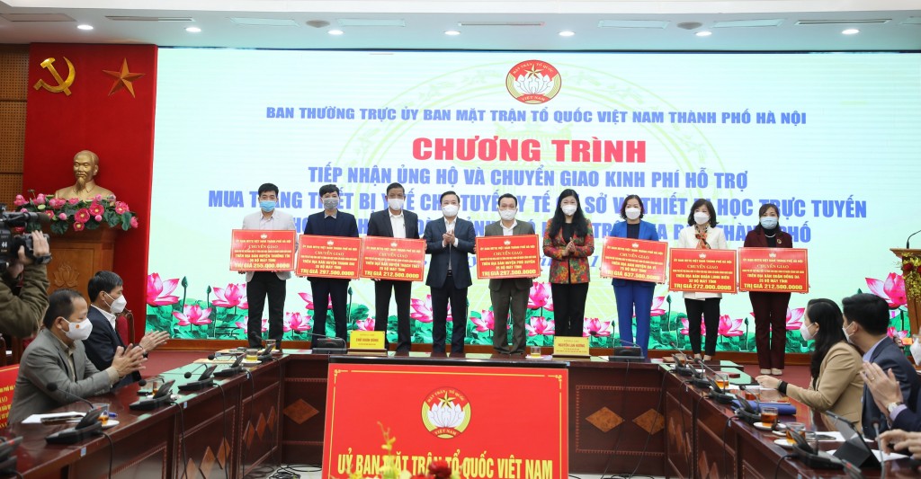 Tiếp nhận, chuyển giao kinh phí hỗ trợ mua trang thiết bị y tế và học trực tuyến