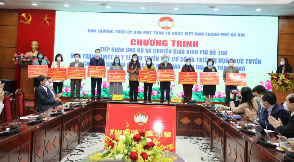 Tiếp nhận, chuyển giao kinh phí hỗ trợ mua trang thiết bị y tế và học trực tuyến