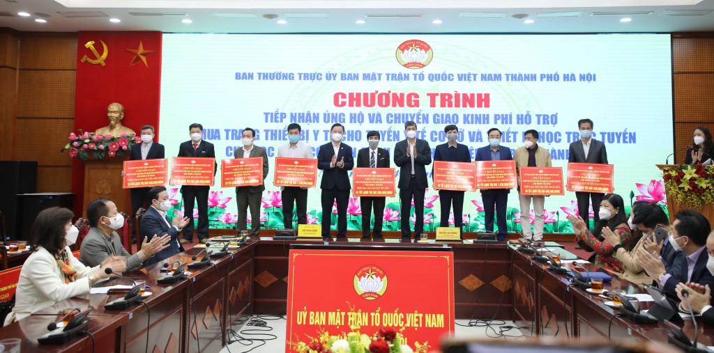 Tiếp nhận, chuyển giao kinh phí hỗ trợ mua trang thiết bị y tế và học trực tuyến