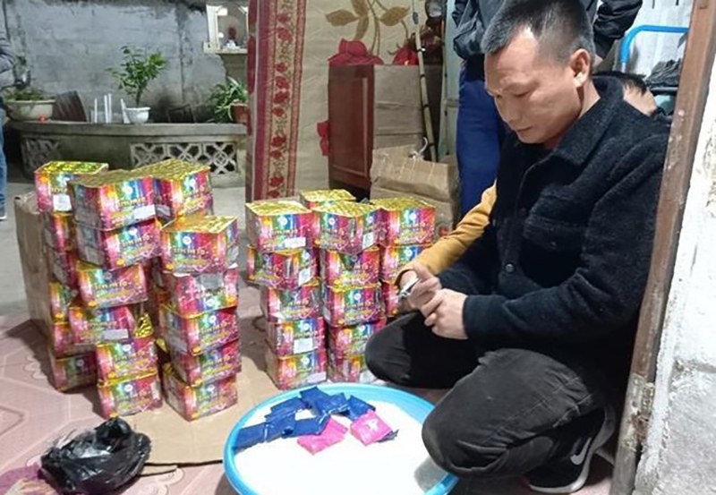 Cơ quan chức năng thu giữ số ma túy và pháo của hai đối tượng