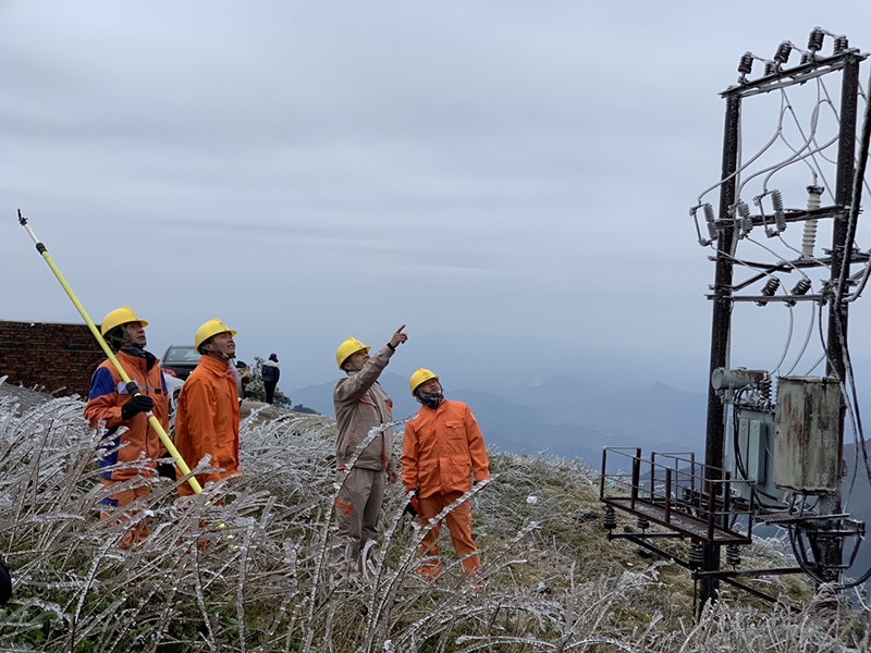 Công nhân của EVNNPC kiểm tra lưới điện, khắc phục băng tuyết tại Khu du lịch Mẫu Sơn thuộc xã Mẫu Sơn, huyện Lộc Bình, Lạng Sơn