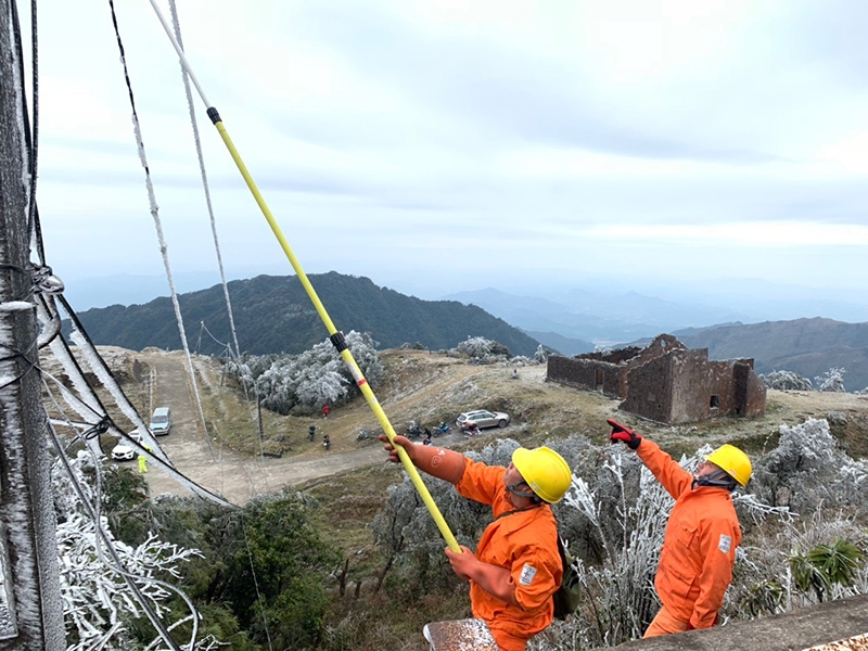 Công nhân EVNNPC “chiến đấu” với băng giá, đảm bảo cung ứng, vận hành an toàn lưới điện