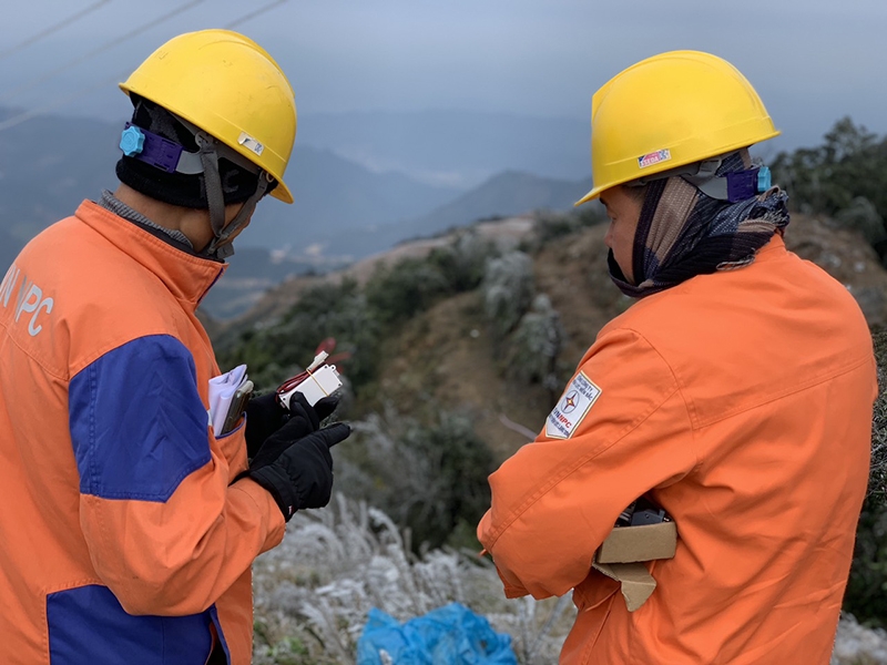 Công nhân EVNNPC “chiến đấu” với băng giá, đảm bảo cung ứng, vận hành an toàn lưới điện