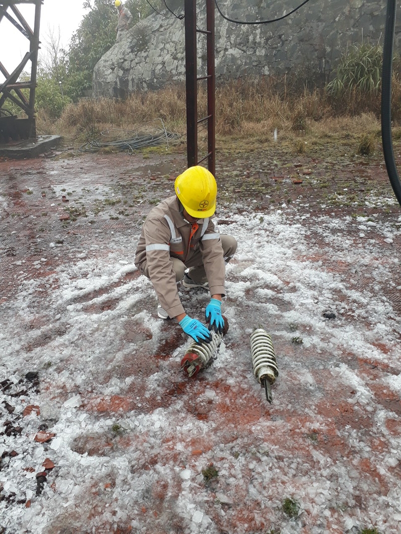 Công nhân EVNNPC “chiến đấu” với băng giá, đảm bảo cung ứng, vận hành an toàn lưới điện
