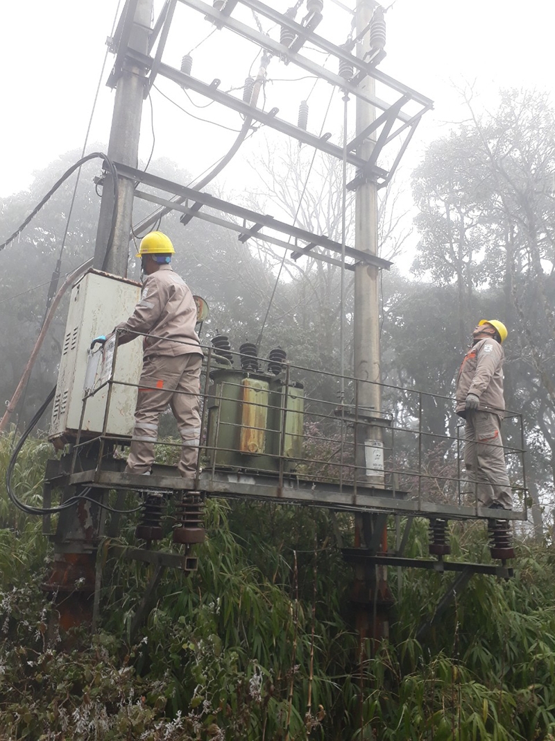 Công nhân EVNNPC “chiến đấu” với băng giá, đảm bảo cung ứng, vận hành an toàn lưới điện