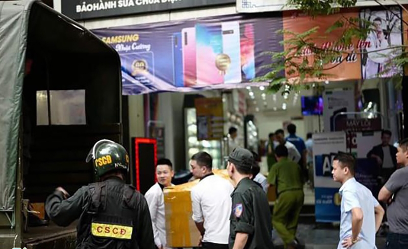 Cảnh sát tiến hành khám xét các cửa hàng của Nhật Cường Mobile hồi giữa năm 2019