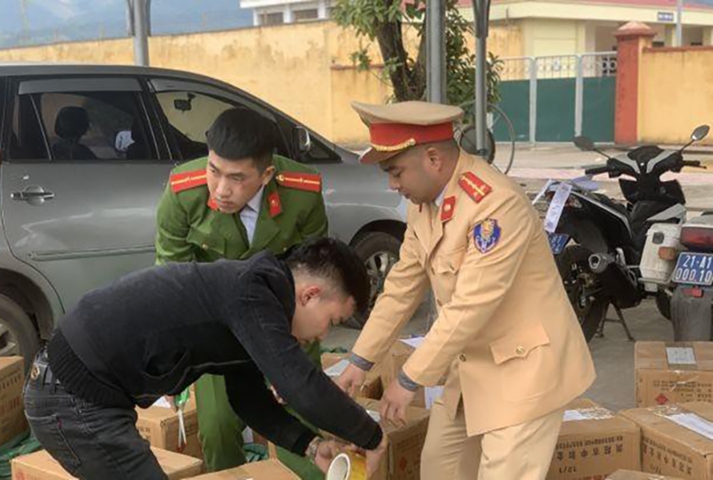 Lực lượng chức năng kiểm đếm số pháo nổ được vận chuyển từ Lào Cai về Vĩnh Phúc