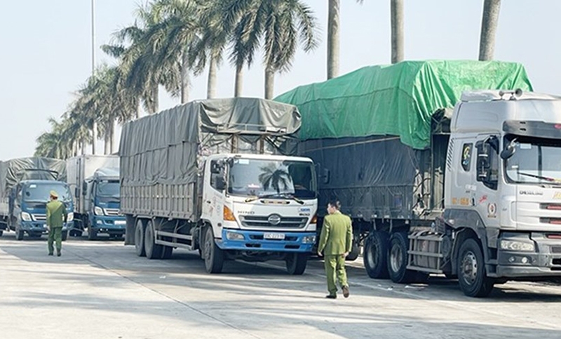 Đoàn xe tải chở khoảng 300 tấn hàng hoá nghi nhập lậu, đưa về Hà Nội tiêu thụ dịp Tết