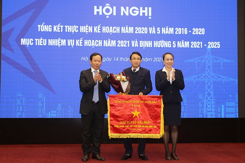 Ông Thiều Kim Quỳnh - Chủ tịch HĐTV và bà Đỗ Nguyệt Ánh – TV HĐTV, Tổng Giám đốcEVNNPC trao Cờ thi đua của Tổng công ty cho Công ty Điện lực Hưng Yên