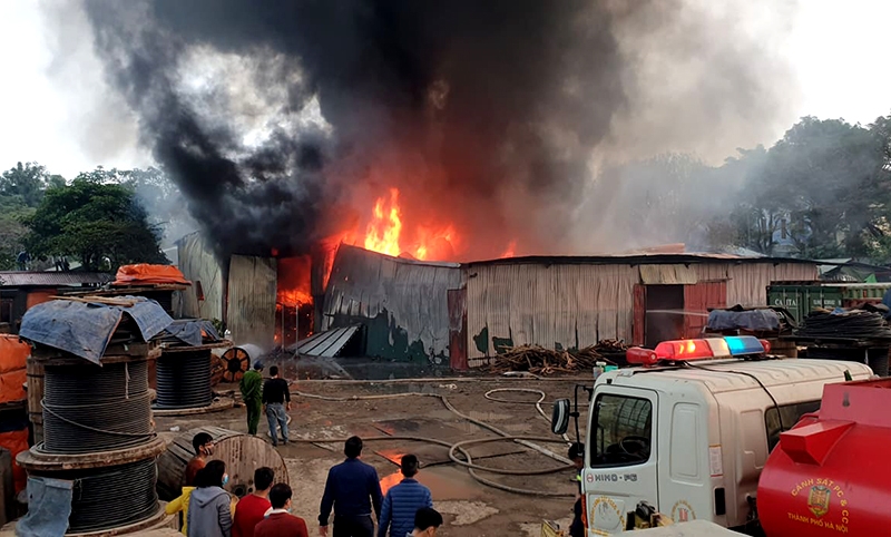 Cháy kho chứa cáp điện, dầu phế thải ở gần chợ Xanh Linh Đàm khiến nhiều người hoảng sợ