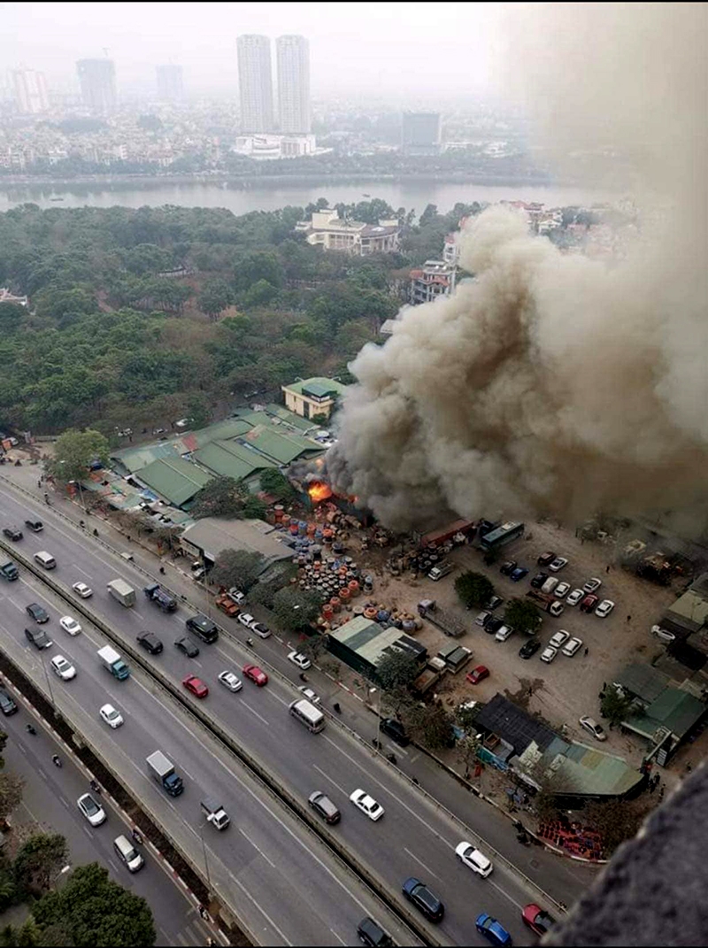 Cháy kho chứa cáp điện, dầu phế thải ở gần chợ Xanh Linh Đàm khiến nhiều người hoảng sợ