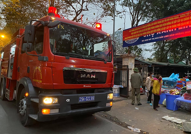 Nhiều xe chữa cháy của Công an các quận, huyện được điều động tới hiện trường dập lửa