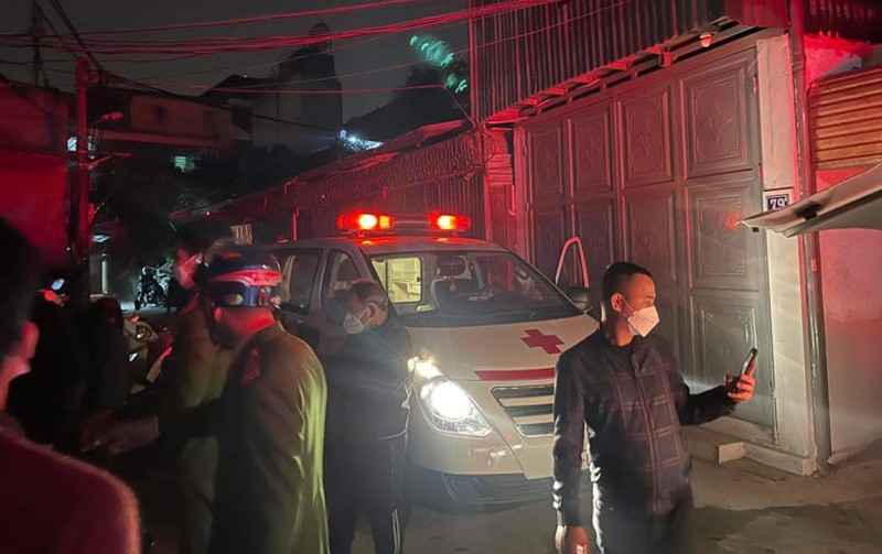 Lực lượng chức năng đang điều tra vụ cháy, nổ tại ngôi nhà trọ trên địa bàn phường Định Công, quận Hoàng Mai, TP Hà Nội khiến 3 người tử vong