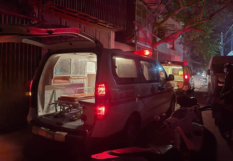 Xe cứu thương đưa các thi thể nạn nhân rời khỏi hiện trường trong đêm