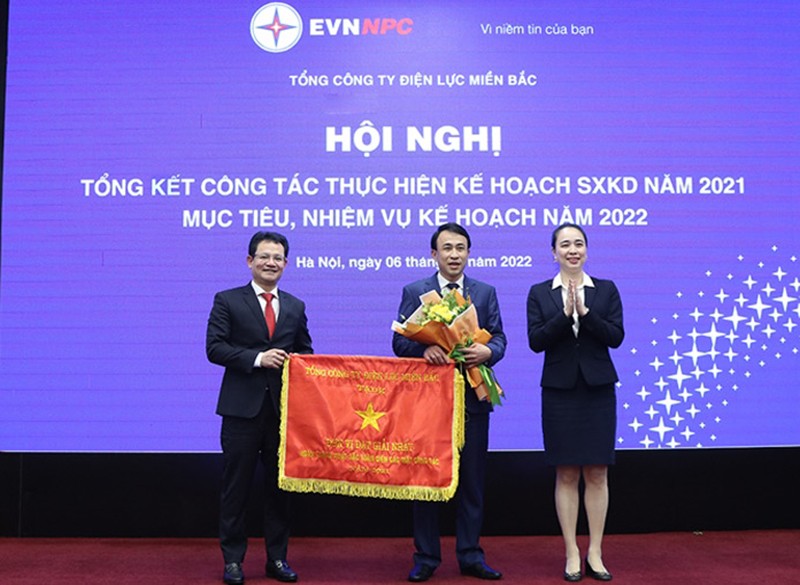 Tại Hội nghị tổng kết năm 2021, các đồng chí lãnh đạo Tập đoàn EVN và Tổng công ty Điện lực miền Bắc đã trao giải cho các tập thể, cá nhân có đóng góp trong hoạt động SXKD của Tổng công ty