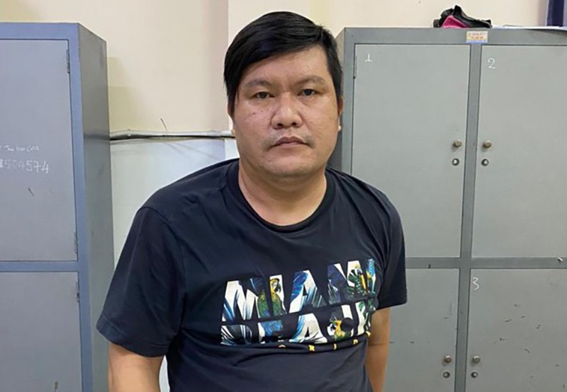 Đối tượng Nguyễn Quang Huy bị bắt giữ theo lệnh truy nã đặc biệt về tội lừa đảo chiếm đoạt tài sản