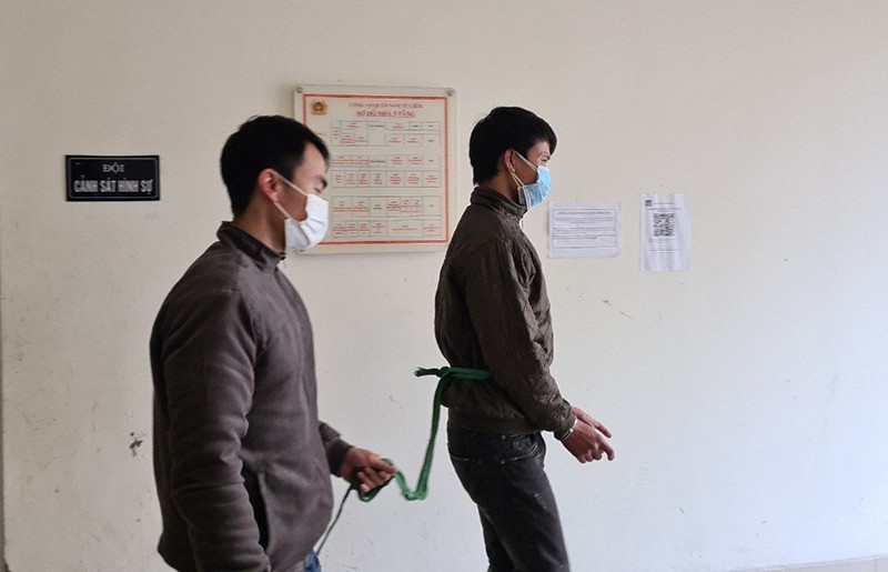 Lực lượng chức năng áp gảii trường đi thu hồi hung khí gây án