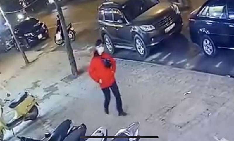Camera ghi lại hình ảnh Tú vào ngôi nhà để cướp tài sản, sau đó hắn đi ra đã lộn áo khoác màu đỏ ra ngoài để tránh sự truy bắt