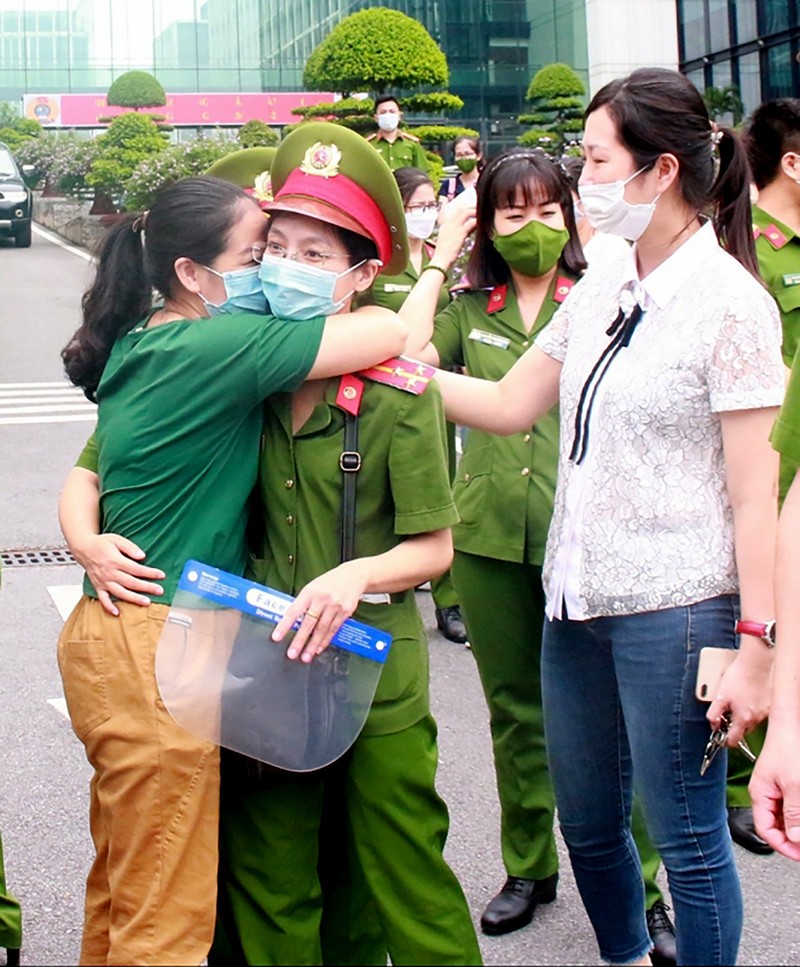 Đồng đội, người thân động viên nữ chiến sĩ lên đường tham gia công tác chống dịch