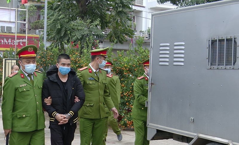 Cảnh sát áp giải bị cáo Đinh Quang Đạt tới nơi tổ chức xét xử lưu động