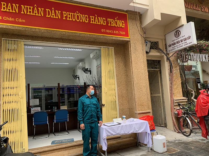Anh Đỗ Thanh Tùng – chiến sỹ tự vệ phường Hàng Trống đang trực tại trụ sở, bảo đảm an ninh trật tự trong dịp Tết