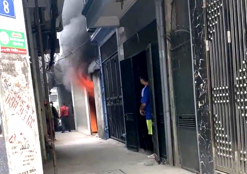 Lửa bùng cháy từ căn hộ cho thuê ở ngõ 73 phố Tam Khương, phường Khương Thượng