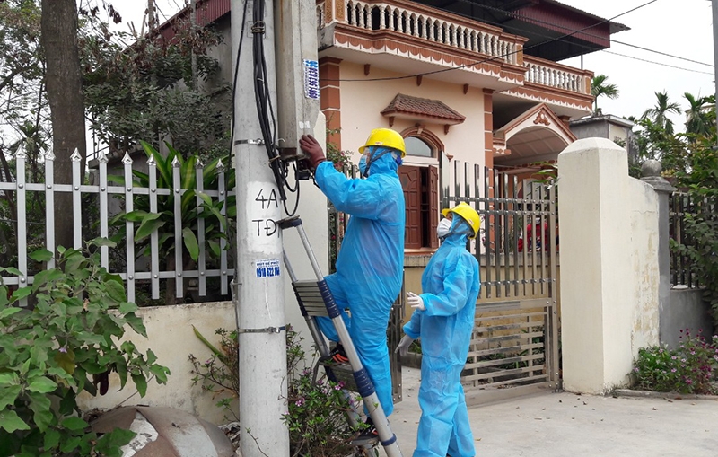 4.	CN ĐL Chí Linh sửa chữa điện cho khách hàng trong khu vực tâm dịch phường Cộng Hòa