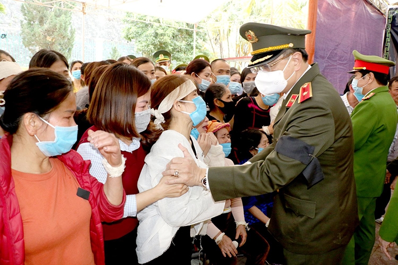 Lãnh đạo Công an tỉnh Thanh Hoá động viên thân nhân Thiếu tá Vi Văn Luân