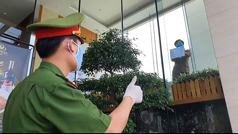 Hình ảnh xúc động được nhà báo Hoài Thu tình cờ ghi lại được trong lúc đang tác nghiệp bên ngoài khách sạn Vanda (Hải Châu, Đà Nẵng)