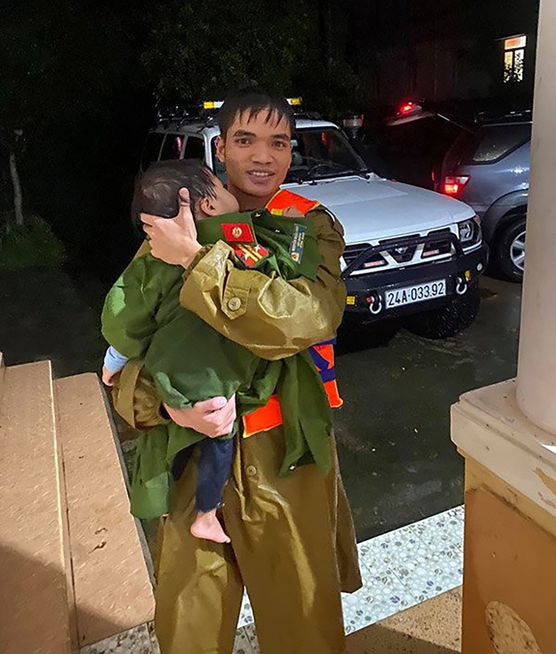 Tấm ảnh chiến sĩ công an cởi quân phục ủ ấm cho một cháu bé 2 tuổi ở ngầm Khe Gát, sau khi chia sẻ trên mạng xã hội đã có hàng triệu lượt like, thả tim cùng hàng nghìn bình luận ấm áp về tình quân dân 