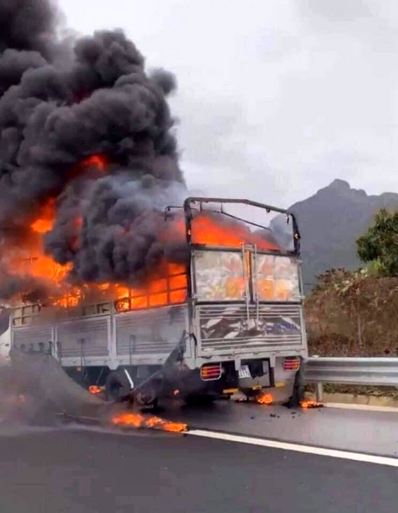 Cảnh sát đang điều tra vụ việc chiếc xe tải bốc cháy ngùn ngụt trên cao tốc Lạng Sơn - Bắc Giang