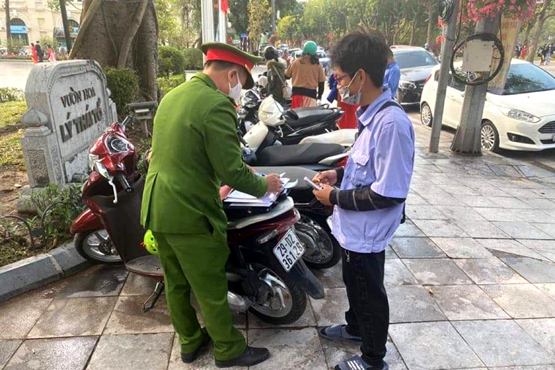 Tổ công tác của Công an quận Hoàn Kiếm tiến hành lập biên bản xử phạt chủ bãi xe vi phạm “chặt chém” khách