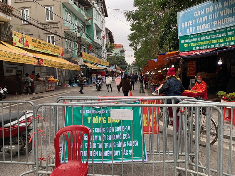 Lực lượng chức năng địa phương dựng rào, thông báo từ phía ngoài đường vào Phủ Lực lượng chức năng địa phương dựng rào, thông báo từ phía ngoài đường vào Phủ