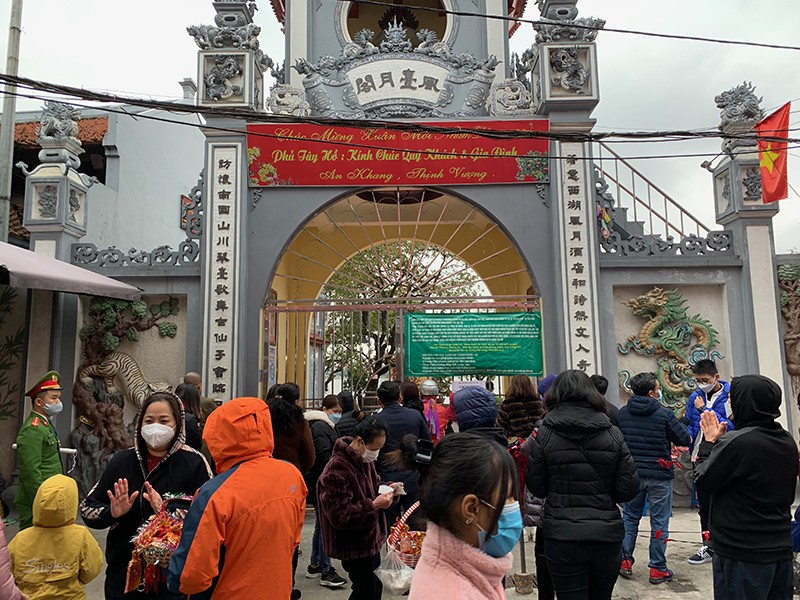 Tại cổng Phủ Tây Hồ có khá đông người dân đến du xuân cầu tài lộc Tại cổng Phủ Tây Hồ có khá đông người dân đến du xuân cầu tài lộc