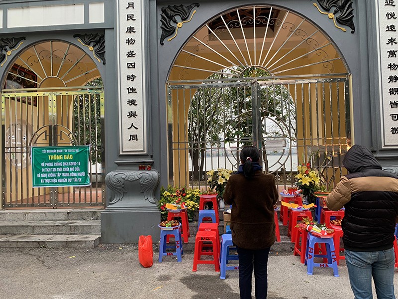 Do cổng Phủ đóng nên nhiều người bày đèn nên, lễ vật ngay ở ngoài cổng để vái vọng Do cổng Phủ đóng nên nhiều người bày đèn nên, lễ vật ngay ở ngoài cổng để vái vọng