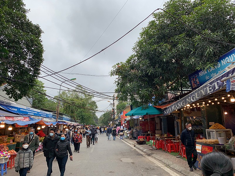 Từng tốp du khách vẫn kéo đến cổng phủ Từng tốp du khách vẫn kéo đến cổng phủ