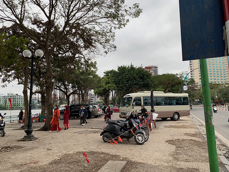 Gần về trưa, xe ô tô chở du khách vẫn tiếp tục đến chùa Trấn Quốc Gần về trưa, xe ô tô chở du khách vẫn tiếp tục đến chùa Trấn Quốc