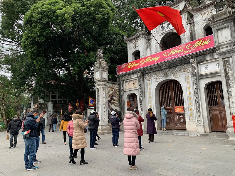 Người dân du xuân, lễ thánh trong ngày mùng 2 Tết Nguyên đán Nhâm Dần tại đền Quán Thánh, Hà Nội Người dân du xuân, lễ thánh trong ngày mùng 2 Tết Nguyên đán Nhâm Dần tại đền Quán Thánh, Hà Nội