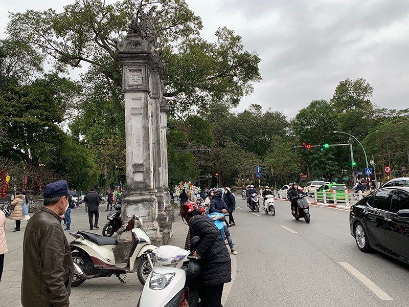 Do cổng đền đóng cửa phòng dịch nên người dân chỉ đến vái vọng rồi nhanh chóng rời đi Do cổng đền đóng cửa phòng dịch nên người dân chỉ đến vái vọng rồi nhanh chóng rời đi