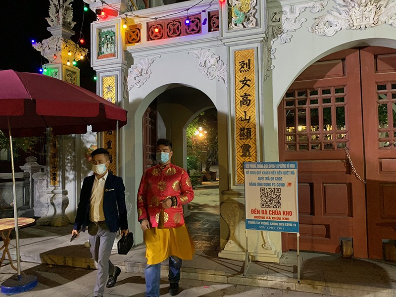Người dân đến lễ đền Bà Chúa Kho trong đêm mùng 1 Tết Nhâm Dần Người dân đến lễ đền Bà Chúa Kho trong đêm mùng 1 Tết Nhâm Dần
