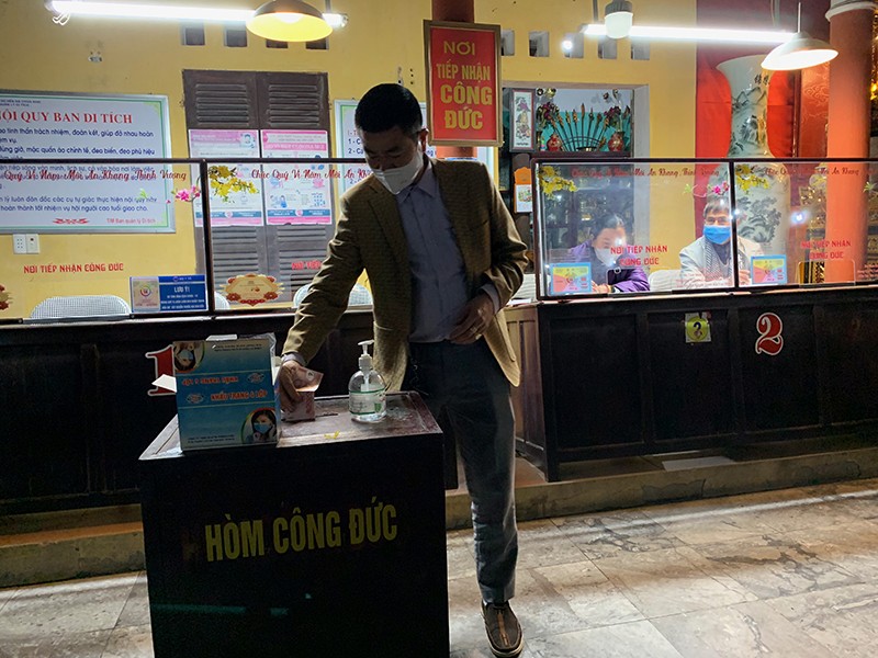 Bảng thông báo phòng dịch, quét mã QR khai báo y tế, cạnh đó là các hộp khẩu trang, cồn sát khuẩn được đặt ở nhiều vị trí dễ nhìn, dễ sử dụng Bảng thông báo phòng dịch, quét mã QR khai báo y tế, cạnh đó là các hộp khẩu trang, cồn sát khuẩn được đặt ở nhiều vị trí dễ nhìn, dễ sử dụng
