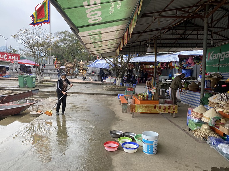 Cùng với lực lượng chức năng, các hộ kinh doanh cũng tất bật dọn vệ sinh môi trường chuẩn bị phục vụ du khách