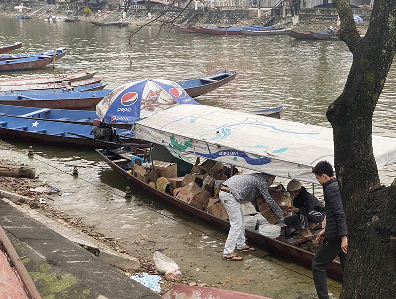 Những chuyến hàng phục vụ khách du xuân vãn cảnh chùa Hương cũng đã được người dân vận chuyển xuống đò đưa vào trong chùa 